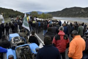 Des agriculteurs protestent contre les restrictions d'eau et bloquent l'accès à la route 