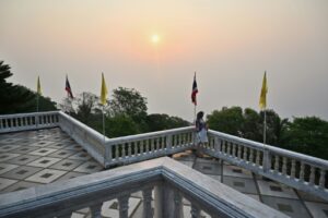 Le temple Doi Suthep à Chiang Mai (nord de la Thaïlande) noyé dans un épais brouillard engendré par les incendies de forêt et le brûlage des chaumes par les agriculteurs