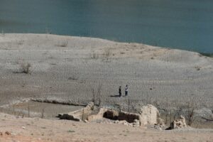 Des personnes marchent sur les berges asséchées du marais de Sau