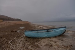 Une barque sur les berges du lac Prespa