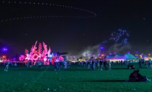 Des bouteilles en plastique jonchent le site du festival 