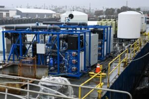 Des réacteurs électrochimiques et d'autres équipements installés sur une barge 