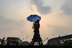 Un homme avec son fils sous une ombrelle 