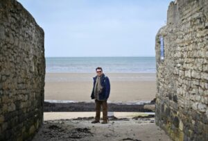 un homme sur une plage