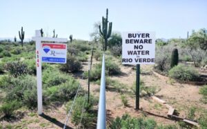 Un panneau avertit de potentiels acheteurs immobiliers de la pénurie d'eau