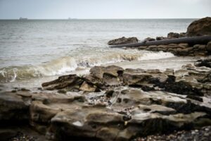 Une canalisation d'égouts sur la plage