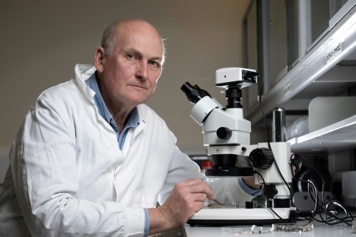 Le professeur Richard Thompson, spécialiste de la pollution aux microplastiques, dans son laboratoire de l'université de Plymouth