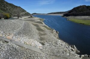 Le barrage de Vinca avec un niveau d'eau bas