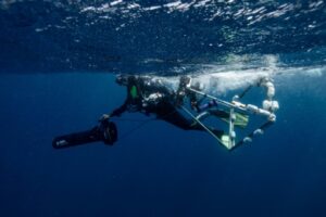 Un plongeur de la mission Under The Pole, photographie les fonds marins