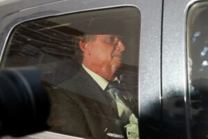 L'ancien président brésilien Jair Bolsonaro en voiture 