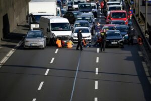 Des militants du groupe allemand  bloquent un axe routier