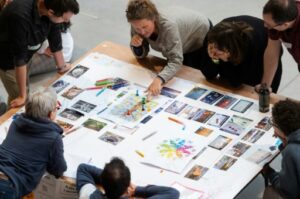 Des participants à un atelier pédagogique pour réaliser une fresque climatique 