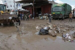 Nettoyage des rues après des pluies diluviennes