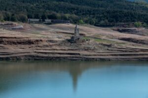 Le marais de Sau et des ruines de l'église de Sant Roma de Sau