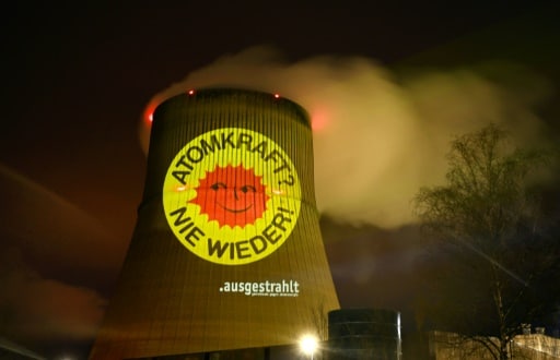 Une tour de refroidissement de la centrale nucléaire d'Emsland avec un slogan projet par des activistes "Énergie nucléaire - plus jamais"