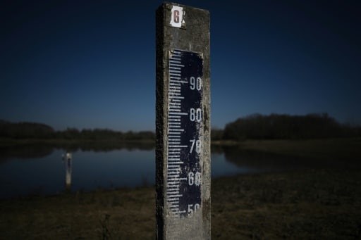 Un poteau indicateur montre le niveau d'eau extrêmement bas
