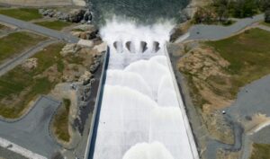 De l'eau du lac Oroville relâchée par un barrage
