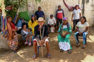 famille Ju pose avec les autres membres de la famille, issus de la communauté indigène Wayuu