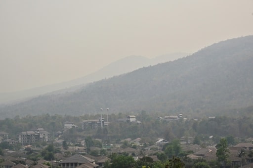 Le temple Doi Suthep à Chiang Mai (nord de la Thaïlande) noyé dans un épais brouillard engendré par les incendies de forêt et le brûlage des chaumes par les agriculteurs