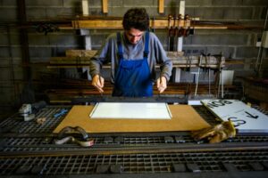 homme qui travaille sur une étagère dans son atelier