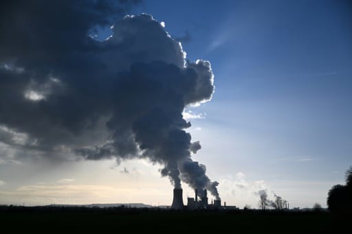 D'épaisses fumées s'échappent des cheminées d'une centrale électrique à charbon