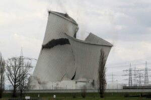 Explosion d'une tour de refroidissement de l'ancienne centrale nucléaire allemande de Biblis