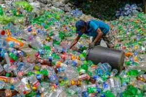 Un travailleur trie des bouteilles en plastique dans une installation de recyclage, le 10 juin 2023 à Panagoda (Sri Lanka)© AFP Ishara S. KODIKARA