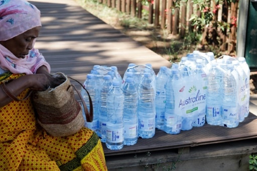 crise de l'eau myaoette distribution bouteille d'eau toute la population