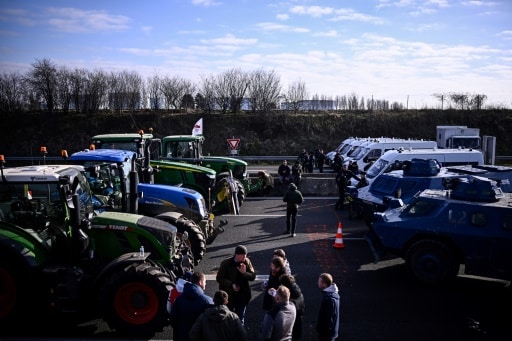 blocage agriculteurs tracteurs blindés gendarmerie