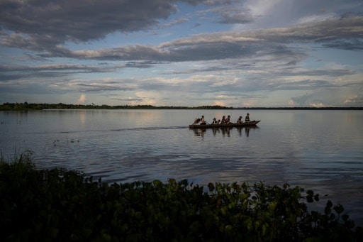 Des membres de la garde indigène shipibo-konibo patrouillent en bateau sur le Lac Imiria contre des pêcheurs illégaux, près de Caimito, dans le département d'Ucayali, au Pérou, le 19 mars 2025 © AFP Ernesto BENAVIDES
