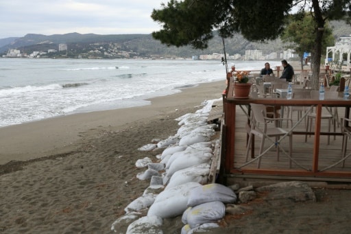 Des sacs de sable posés près d'un bar sur la côte de Kune, près de la ville de Lezha, le 15 avril 2025 en Albanie© AFP Adnan Beci