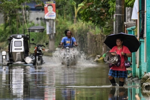 rue passante inondée