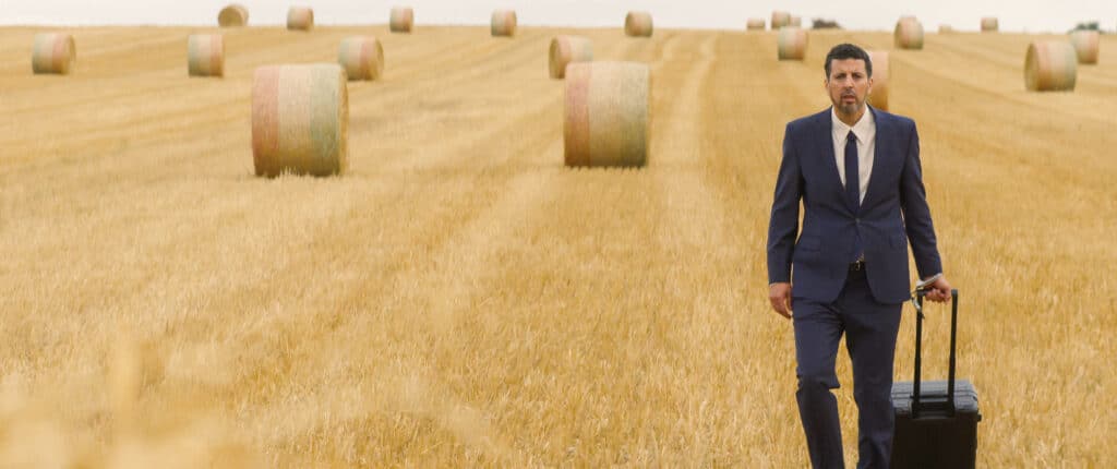 Le personnage de Darius, incarné par Samir Guesmi, traverse la campagne picarde dans le film Animal Totem de Benoît Delépine - 2025 ©SRAB FILMS – NO MONEY PRODUCTIONS